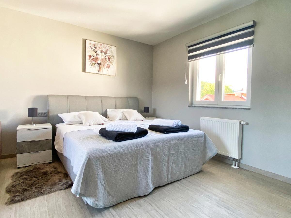 Apartmani Fenestra Оточац Экстерьер фото